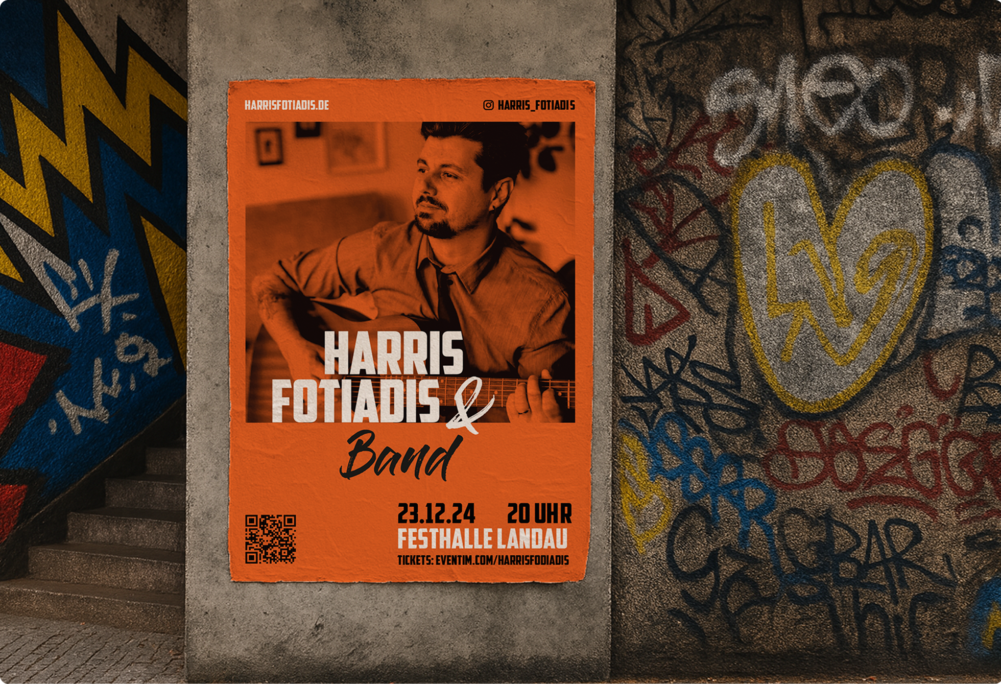 Poster-Visual für Harris Fotiadis vor einer Backsteinwand