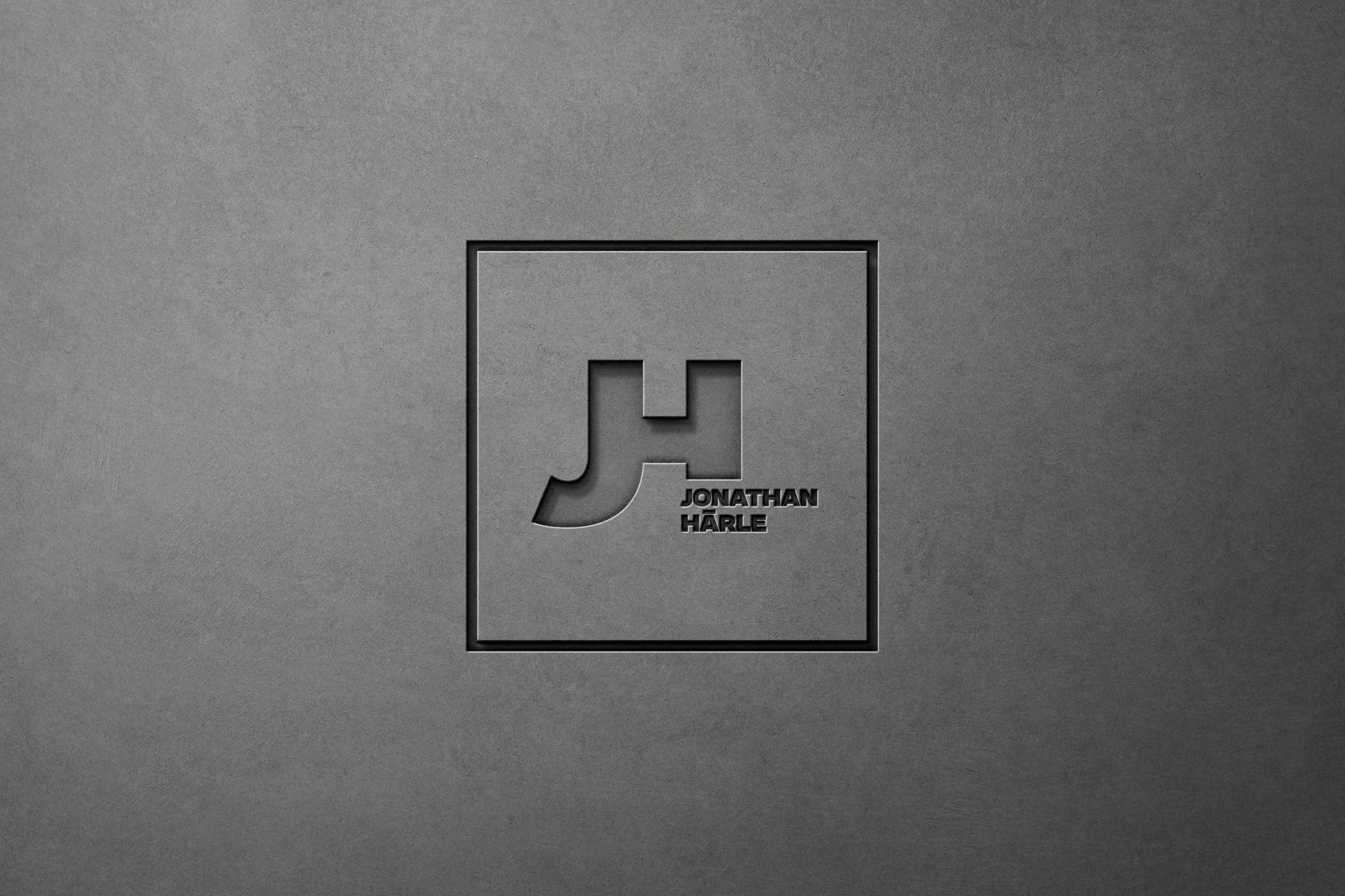 Poster-Visual für Harris Fotiadis vor einer Backsteinwand