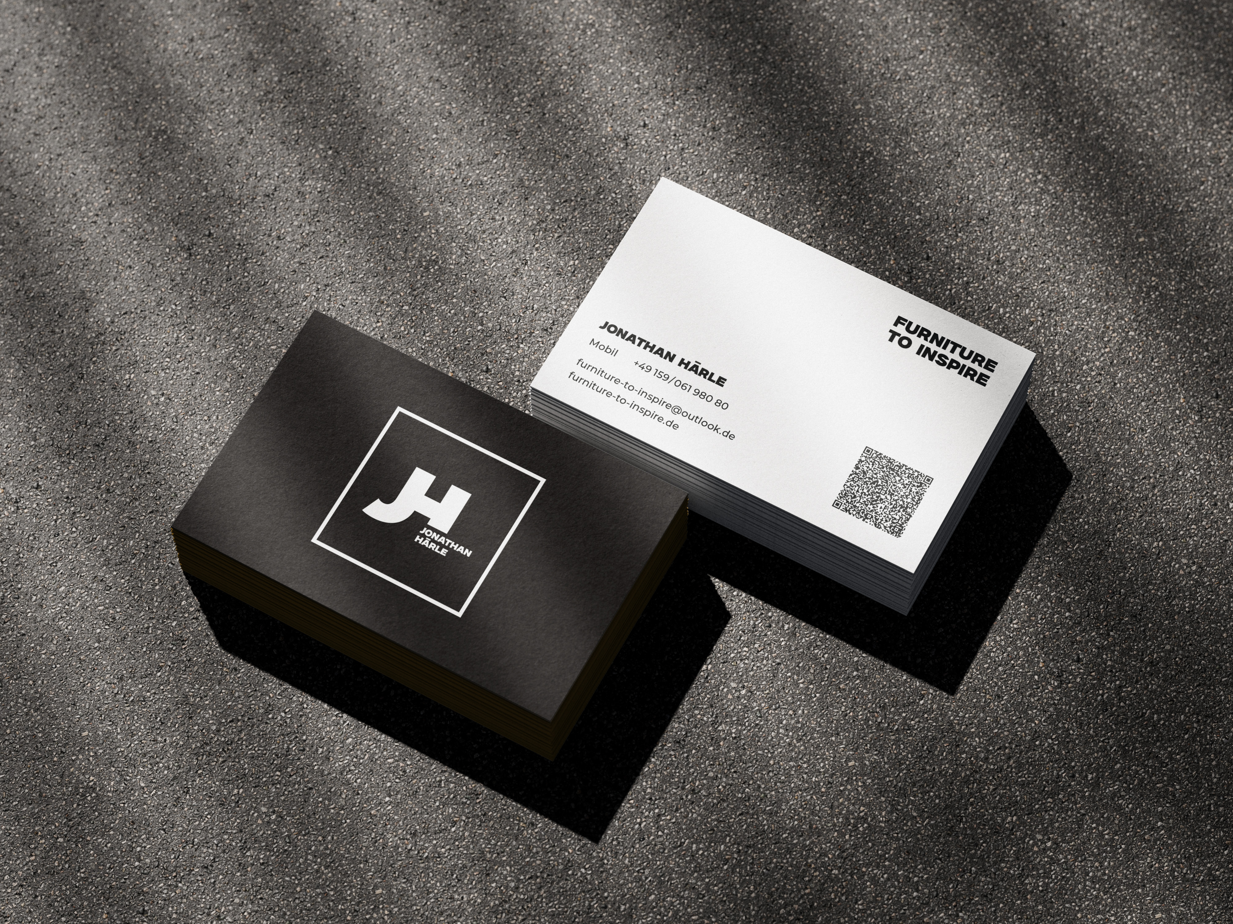 Poster-Visual für Harris Fotiadis vor einer Backsteinwand