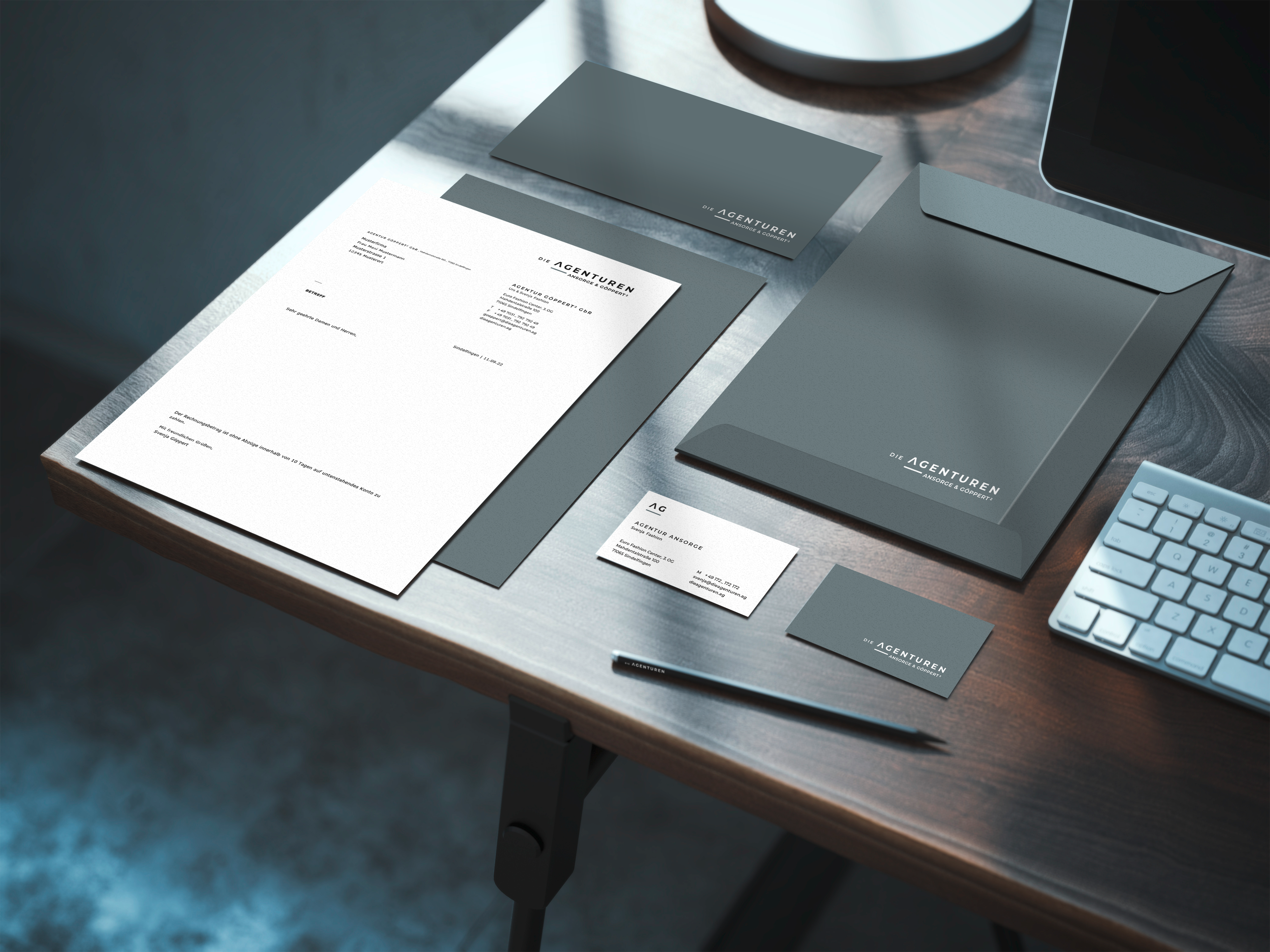 Poster-Visual für Harris Fotiadis vor einer Backsteinwand